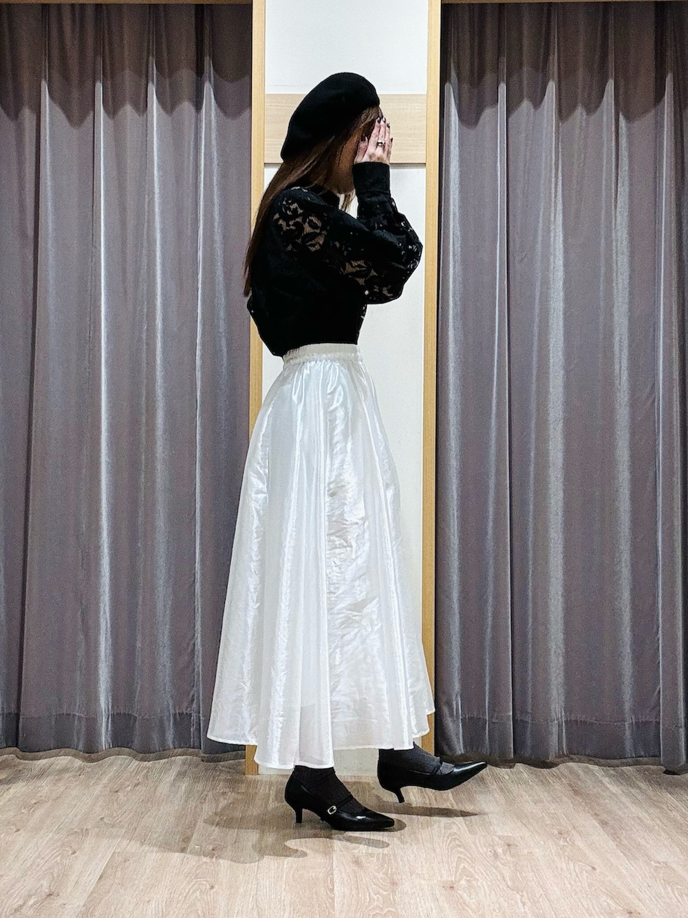 ホワイト系のスカート、ブラック系のシャツ/ブラウス、ブラック系のパンプスを着用したレディースの春コーディネートの3枚目の写真