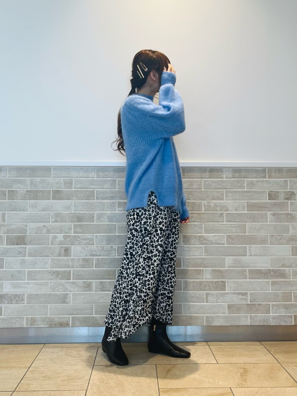 「シンプルスタイル、おでかけコーデ、大人コーデ、青、花柄、テチチ(Te chichi)、Te chichi(Te chichi)」|「Te chichiのエアリーシャギーニット(ニット/セーター、ブルー系)」を使った、Wendyさん(レディース・162cm)の冬コーディネートの2枚目の写真