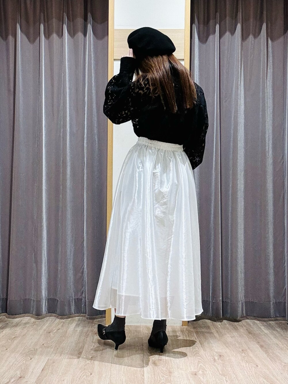 ホワイト系のスカート、ブラック系のシャツ/ブラウス、ブラック系のパンプスを着用したレディースの春コーディネートの4枚目の写真