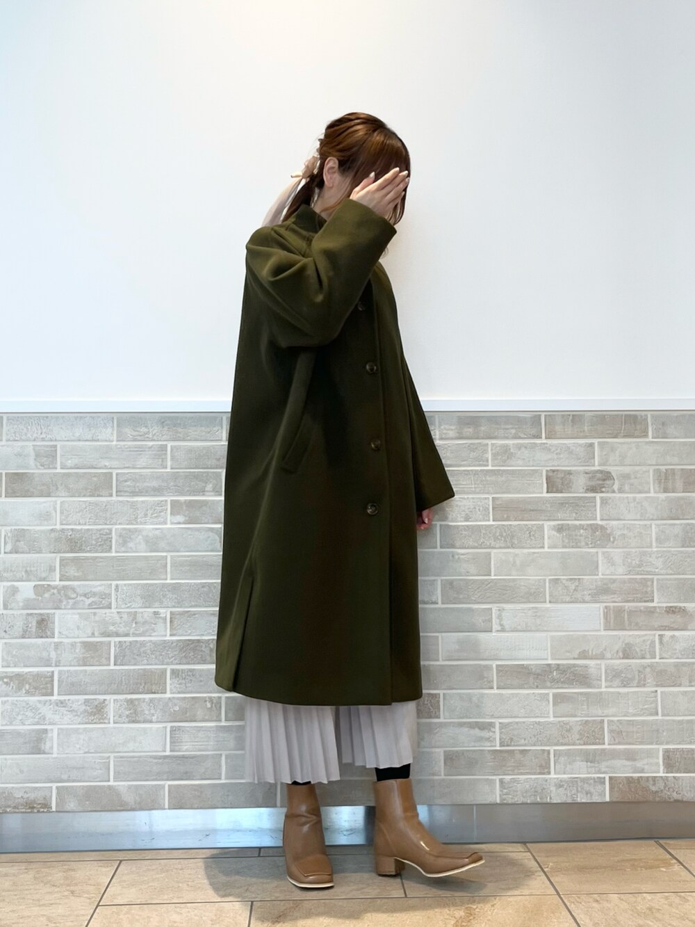 「ルノンキュール、lugnoncure、コート、アウター、カーキ、プリーツスカート、シンプルスタイル、オトナ女子、きれいめカジュアル、ブーツスタイル、大人かわいい、骨格ウェーブ、カジュアルコーデ、お出かけコーデ、冬コーデ」｜「Lugnoncureのフェイクウールコート（その他アウター、グリーン系）」を使った、Wendyさん（レディース・162cm）の秋コーディネートの5枚目の写真