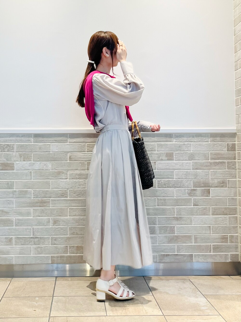 ホワイト系のサンダル、ベージュ系のシャツ/ブラウス、グレー系のスカートを着用したレディースの春コーディネートの3枚目の写真