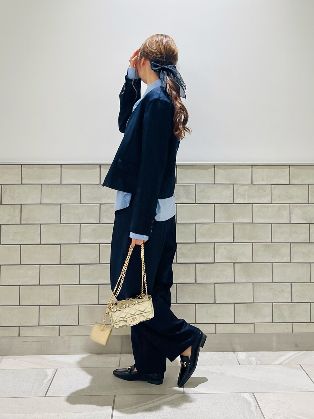 グレー系のジャケット/アウター、その他のPC・スマホグッズ/家電を着用したレディースの夏コーディネートの3枚目の写真