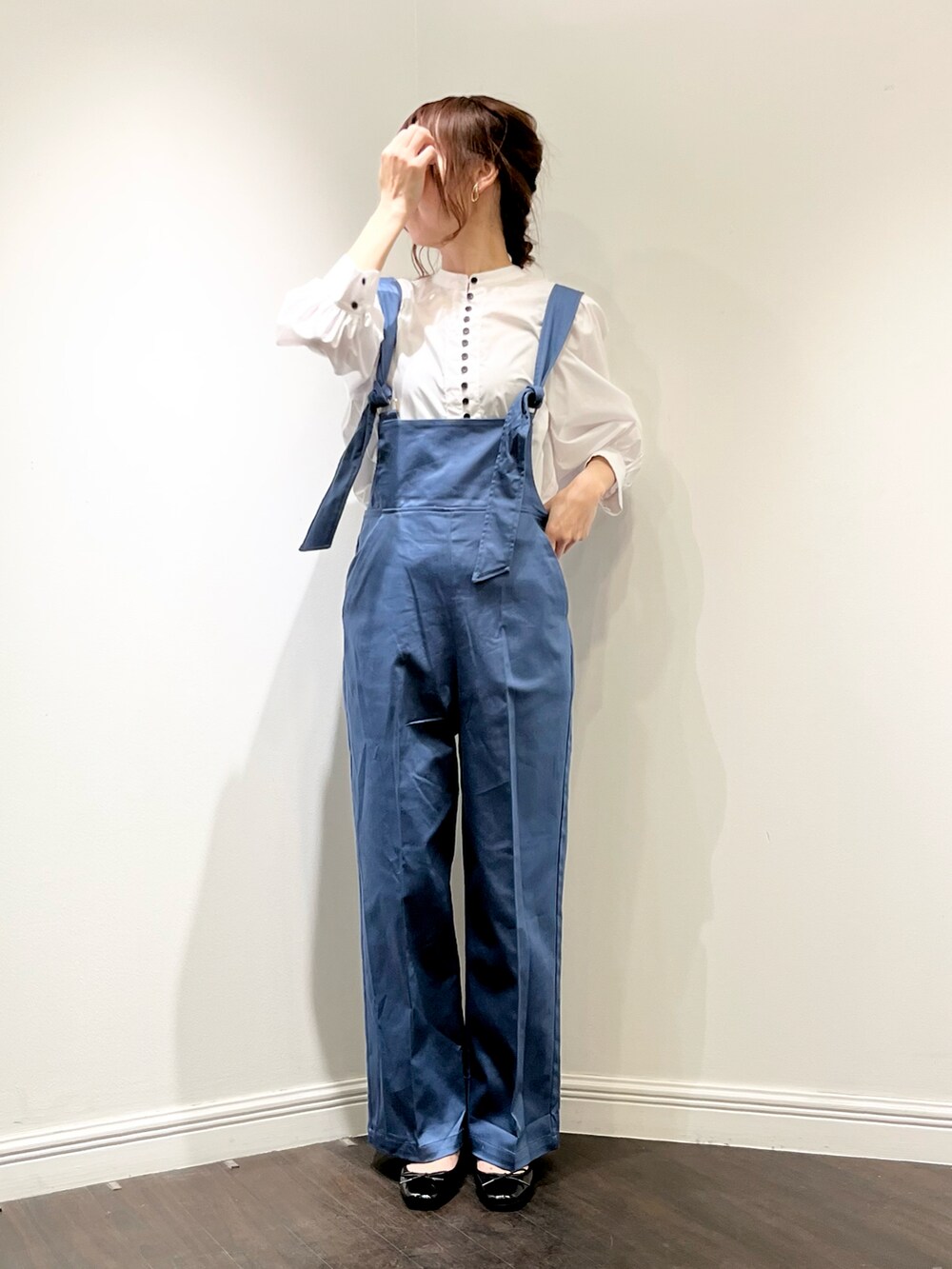ホワイト系のシャツ/ブラウス、ブルー系のサロペット/オーバーオール、ブラック系のパンプスを着用したレディースの春コーディネートの4枚目の写真