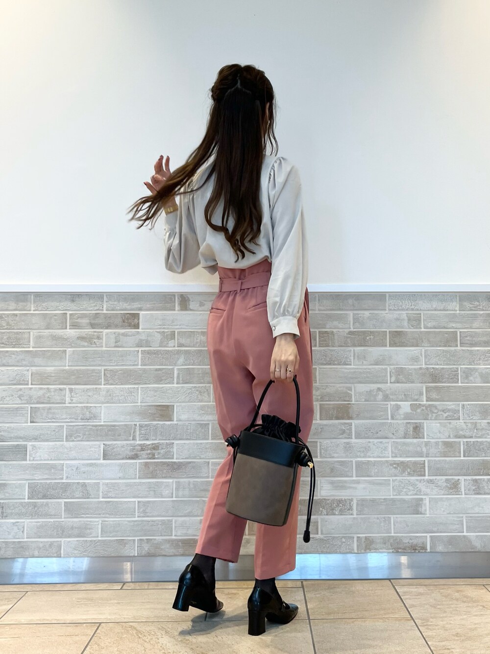 ピンク系のその他パンツ、ブラウン系のハンドバッグ、ブラック系のパンプスを着用したレディースの秋コーディネートの3枚目の写真