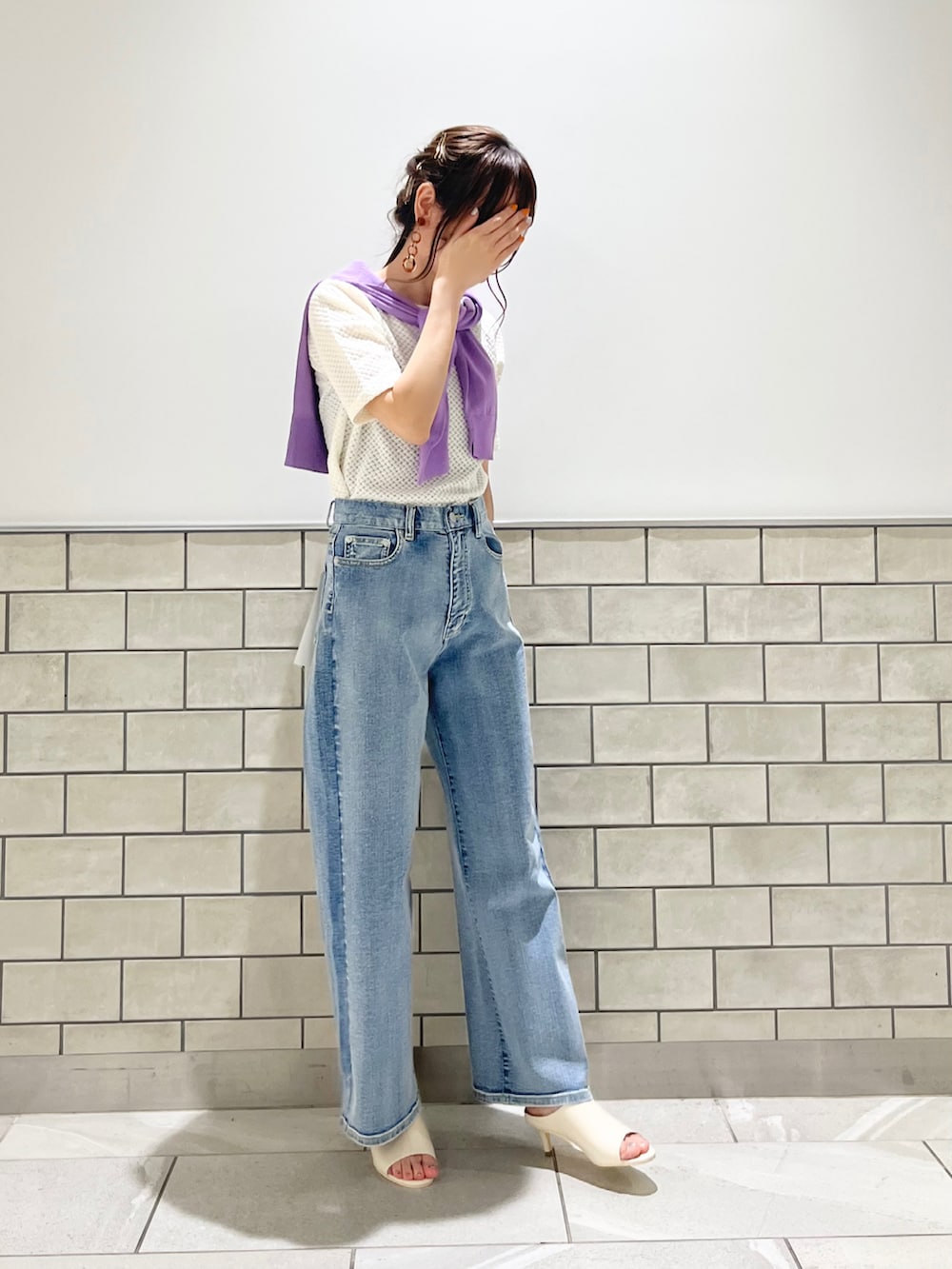 ホワイト系のサンダル、ブルー系のデニムパンツ、ホワイト系のTシャツ/カットソーを着用したレディースの春コーディネートの3枚目の写真