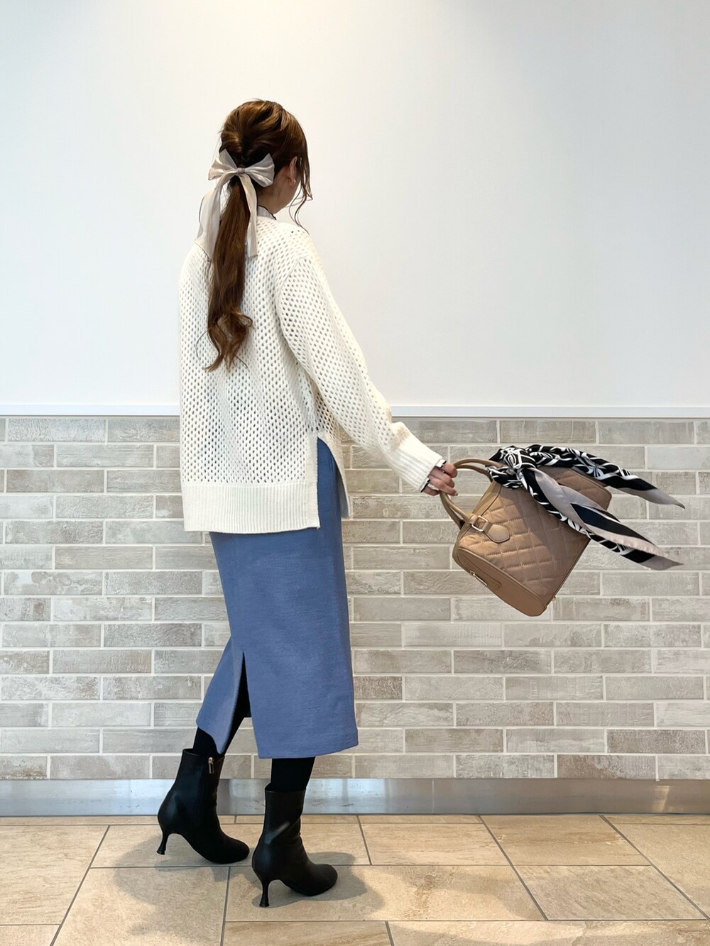 ベージュ系のハンドバッグ、ホワイト系のTシャツ/カットソー、ホワイト系のニット/セーターを着用したレディースの秋コーディネートの3枚目の写真