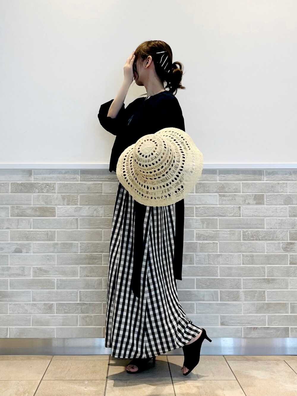 「夏コーデ、Te chichi(Te chichi)、ギンガムチェック、ワンピース、ワントーンコーデ、ブルゾン、帽子、ラクチンコーデ、シンプルコーデ、骨格ウェーブ、サンダル、お出かけコーデ、休日コーデ、デート、大人ファッション」｜「Te chichiのクレープコットンギャザーブルゾン（ブルゾン、ブラック系）」を使った、Wendyさん（レディース・162cm）の春コーディネートの4枚目の写真