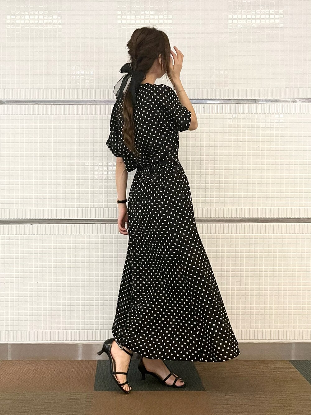 ブラック系のシャツ/ブラウス、ブラック系のスカート、ブラック系のサンダルを着用したレディースの夏コーディネートの4枚目の写真