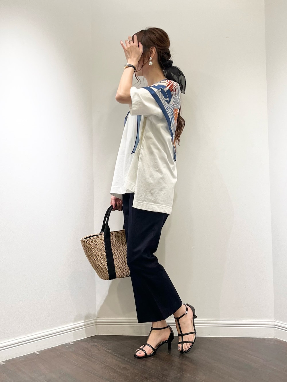 ブルー系のその他パンツ、グレー系のTシャツ/カットソー、ブラック系のシューズを着用したレディースの春コーディネートの4枚目の写真