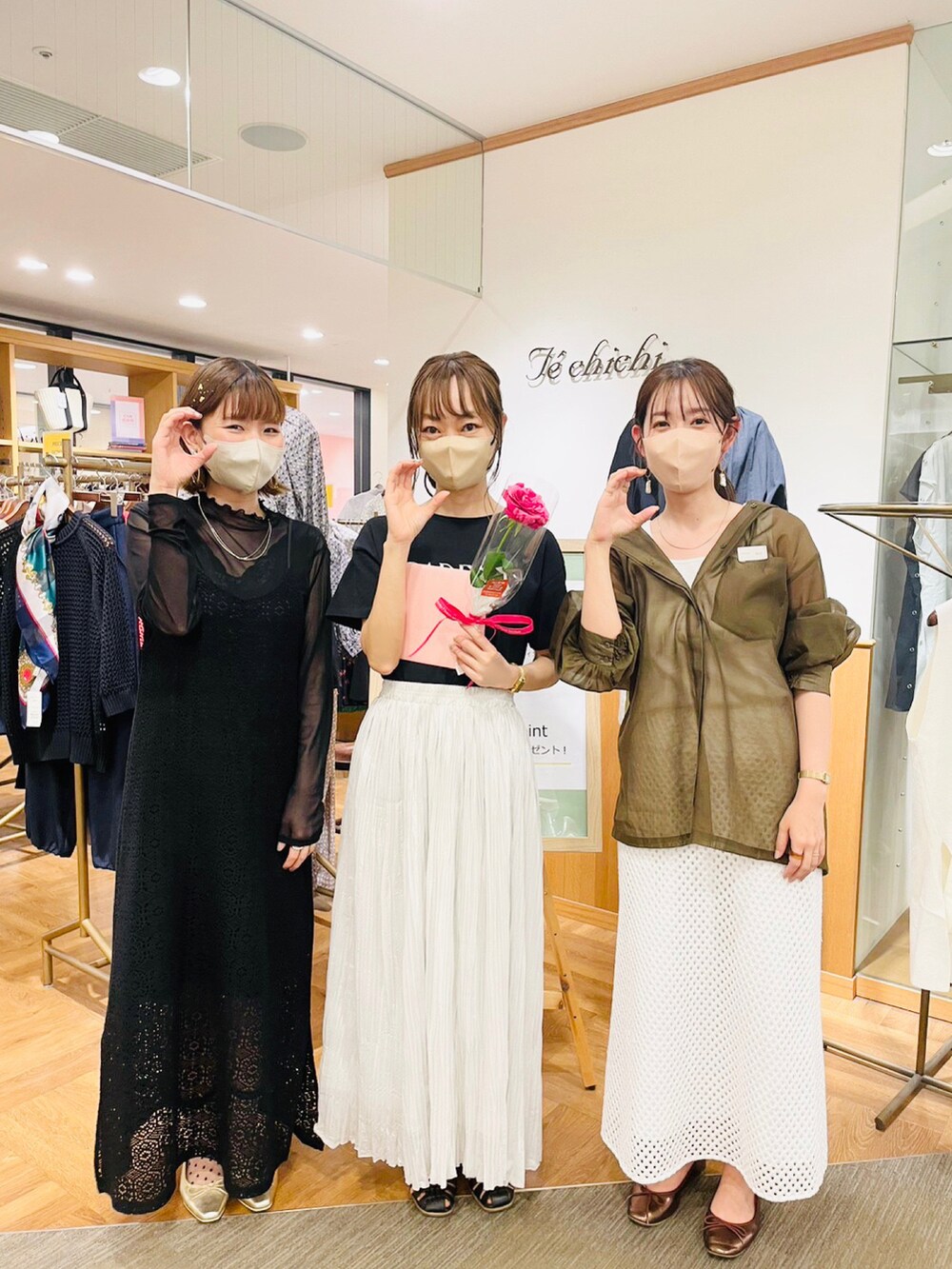 ブラック系のTシャツ/カットソー、グレー系のスカート、ブラック系のワンピースを着用したレディースの春コーディネートの3枚目の写真