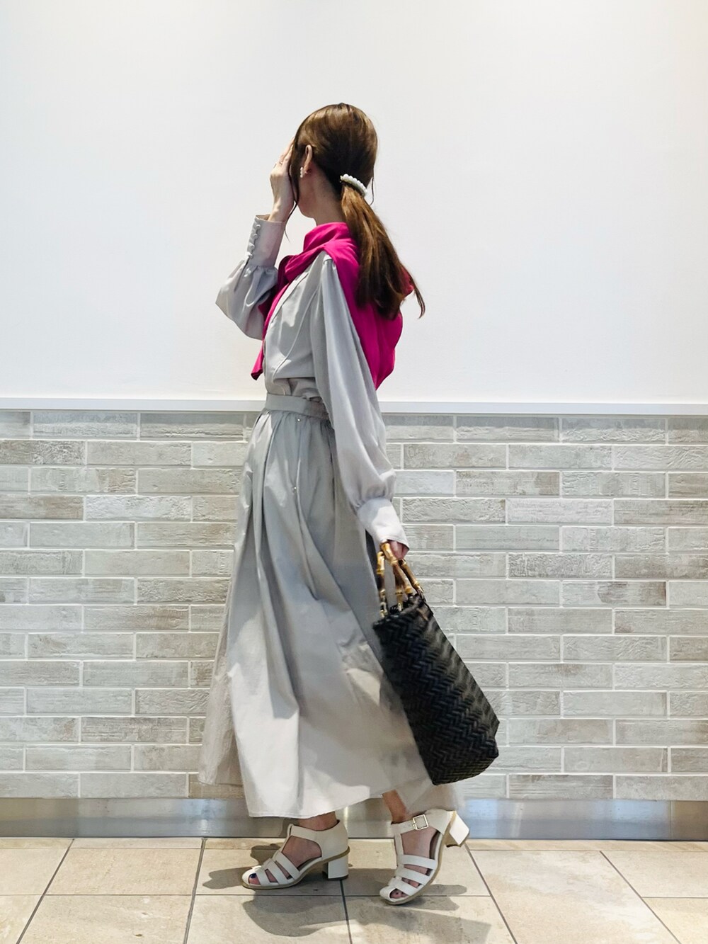 ホワイト系のサンダル、ベージュ系のシャツ/ブラウス、グレー系のスカートを着用したレディースの春コーディネートの5枚目の写真