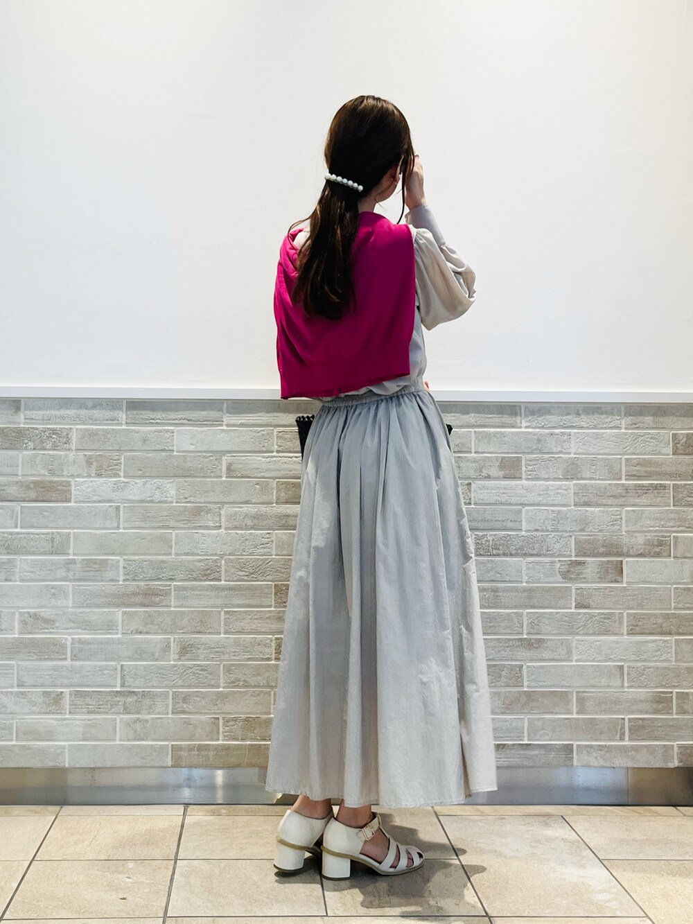 ホワイト系のサンダル、ベージュ系のシャツ/ブラウス、グレー系のスカートを着用したレディースの春コーディネートの4枚目の写真