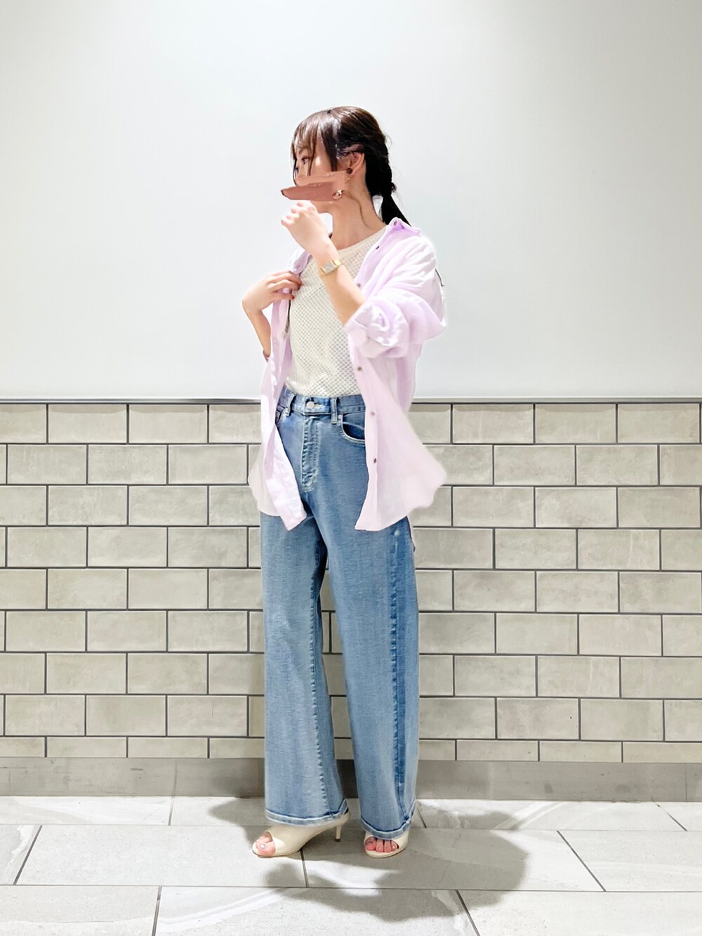 ブルー系のデニムパンツ、ホワイト系のサンダル、ピンク系のシャツ/ブラウスを着用したレディースの春コーディネートの4枚目の写真