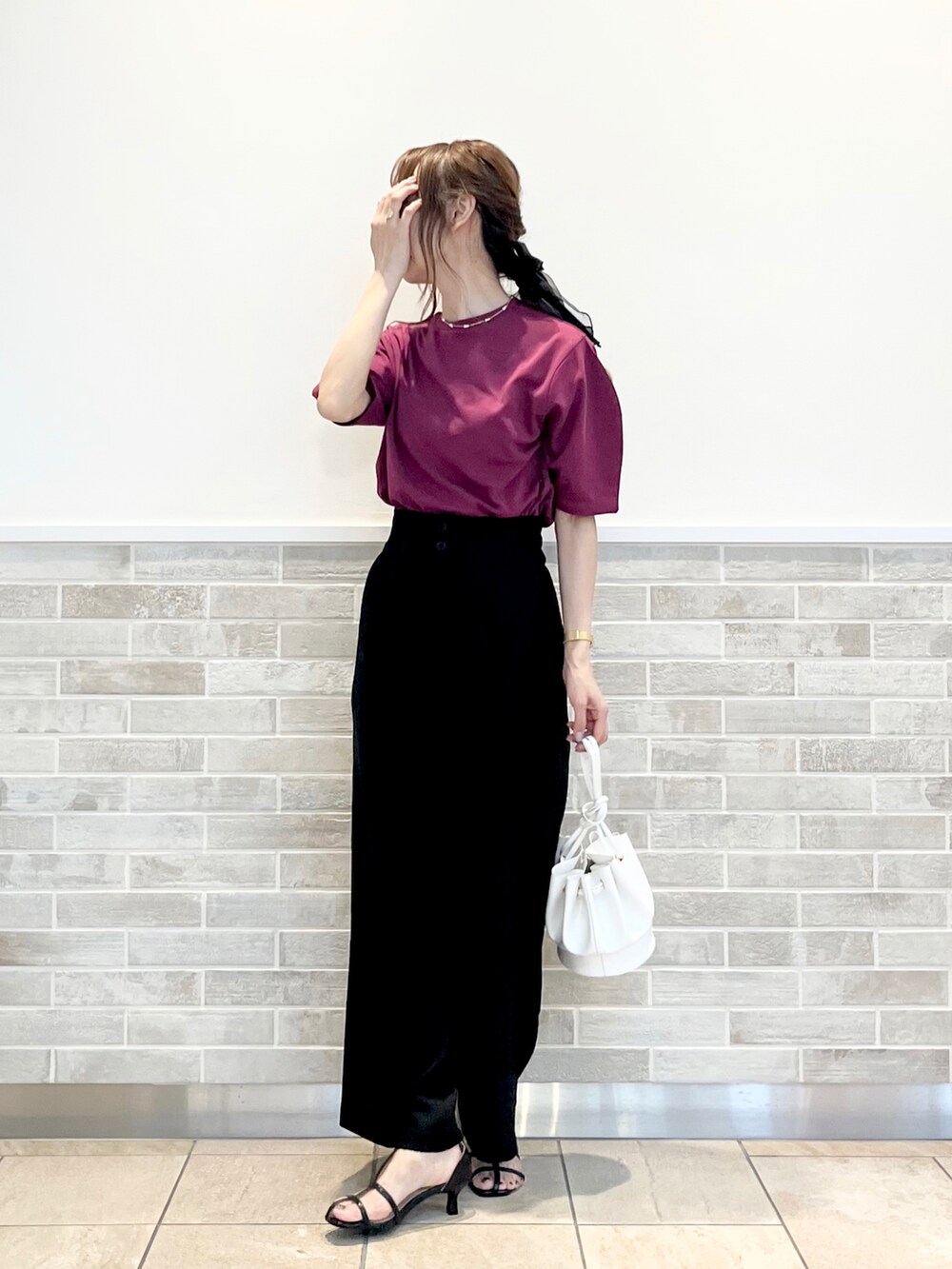 ブラック系のその他パンツ、ブラック系のサンダル、ホワイト系のショルダーバッグを着用したレディースの夏コーディネートの2枚目の写真