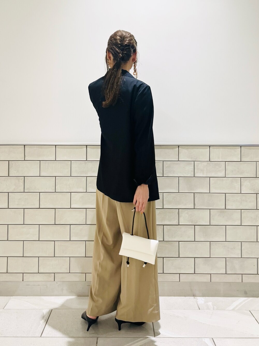 イエロー系のその他パンツ、ブラック系のサンダル、ブラック系のノーカラージャケットを着用したレディースの春コーディネートの3枚目の写真