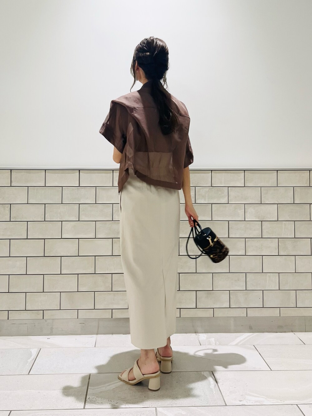 ホワイト系のサンダル、ブラウン系のシャツ/ブラウス、ブラウン系のTシャツ/カットソーを着用したレディースの夏コーディネートの3枚目の写真