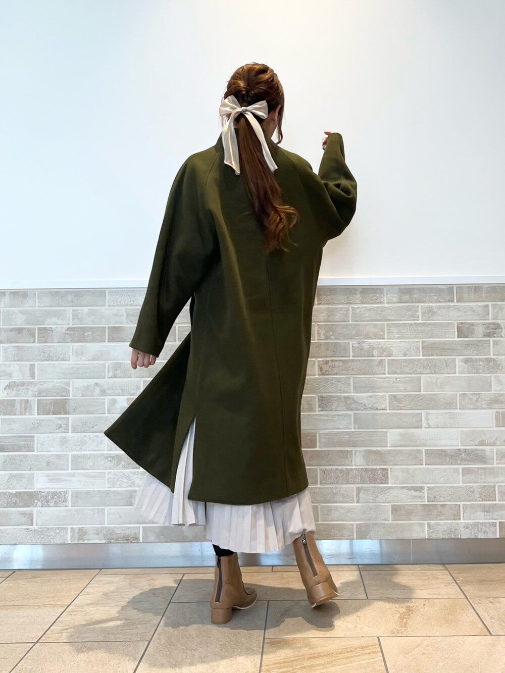 「ルノンキュール、lugnoncure、コート、アウター、カーキ、プリーツスカート、シンプルスタイル、オトナ女子、きれいめカジュアル、ブーツスタイル、大人かわいい、骨格ウェーブ、カジュアルコーデ、お出かけコーデ、冬コーデ」｜「Lugnoncureのフェイクウールコート（その他アウター、グリーン系）」を使った、Wendyさん（レディース・162cm）の秋コーディネートの4枚目の写真