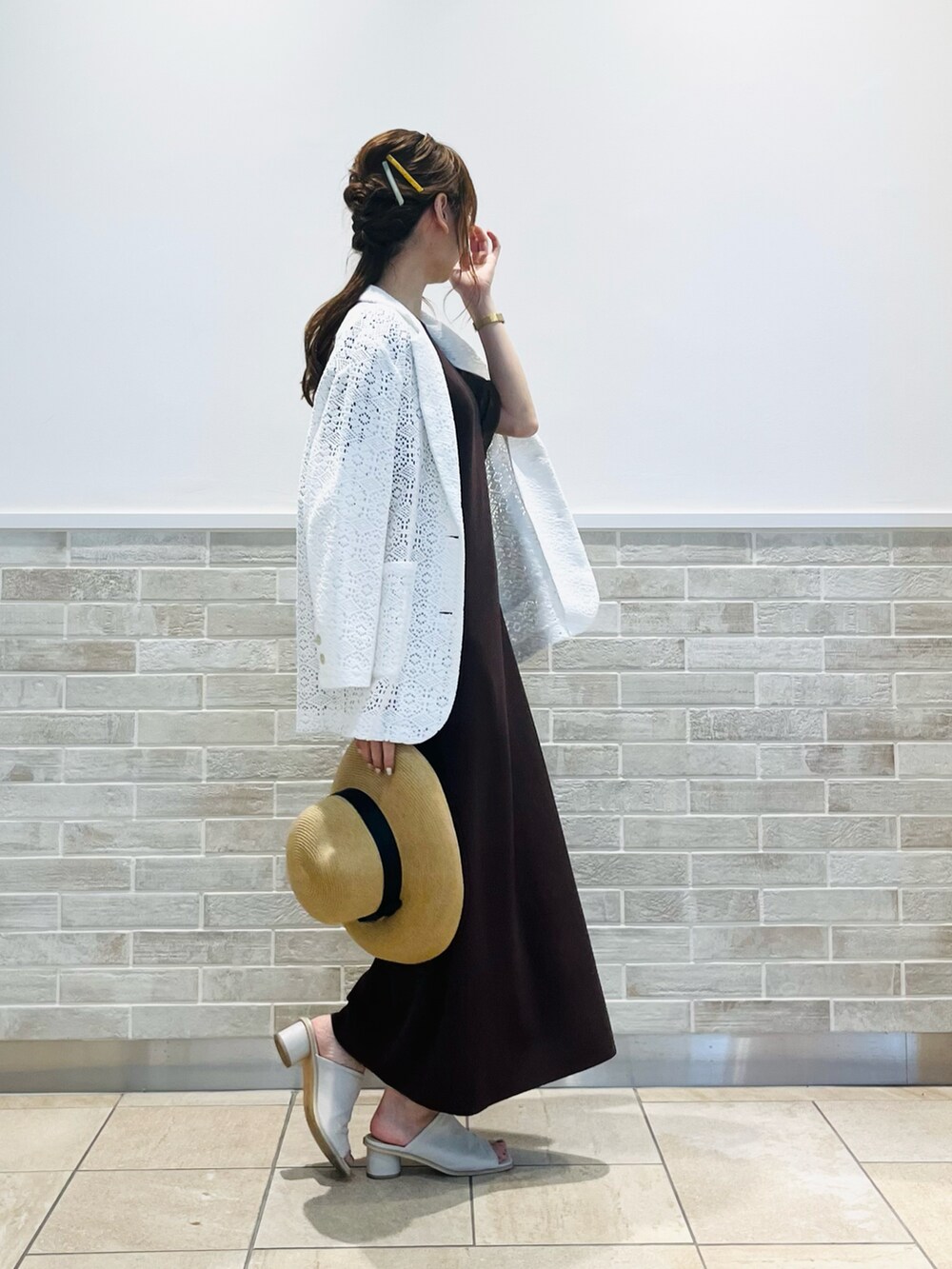 「いまどきジャケット写真、レース、ワンピース、オトナ女子、シンプルコーデ、夏コーデ、むぎわら帽子、キレイめコーデ、夏、ニットワンピース、ブラウン、テチチ(Te chichi)、Te chichi(Te chichi)」｜「Te chichiのアイテム（ジャケット/アウター、ホワイト系）」を使った、Wendyさん（レディース・162cm）の春コーディネートの5枚目の写真