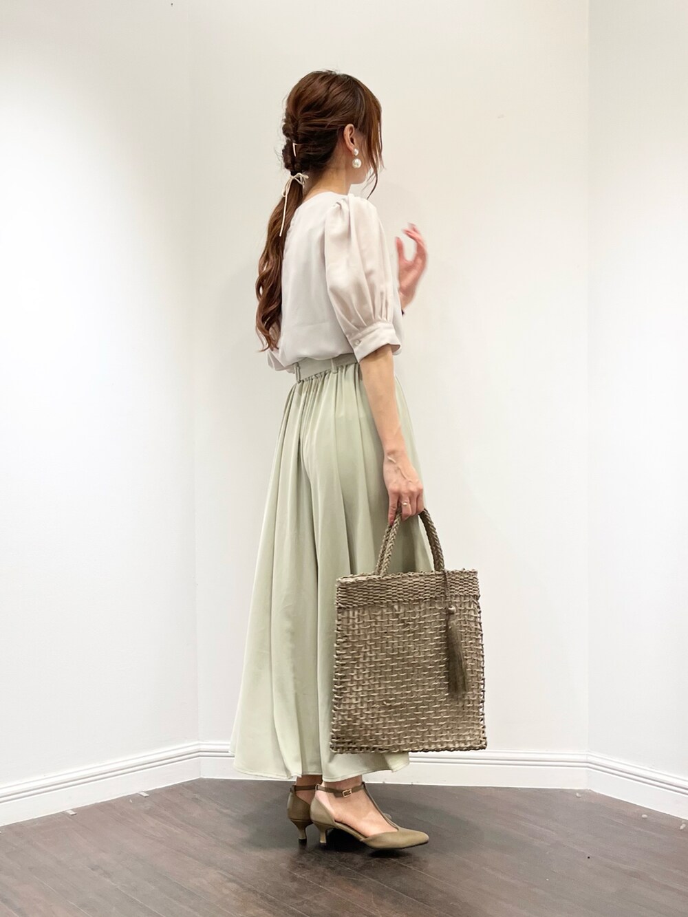 ベージュ系のシャツ/ブラウス、グリーン系のその他パンツ、ベージュ系のパンプスを着用したレディースの春コーディネートの4枚目の写真