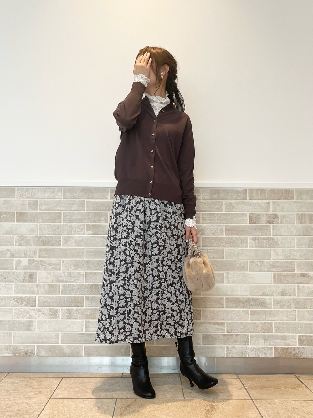 「大人かわいい、初秋コーデ、カジュアルコーデ、アパレルスタッフ、秋冬コーデ、レイヤード、レイヤードスタイル、きれいめカジュアル、カーディガン、花柄、ファーベスト、ブラウン、着回しコーデ、休日スタイル」|「Te chichiの編みハンドルファーミニバッグ(ハンドバッグ、ベージュ系)」を使った、Wendyさん(レディース・162cm)の秋コーディネートの4枚目の写真