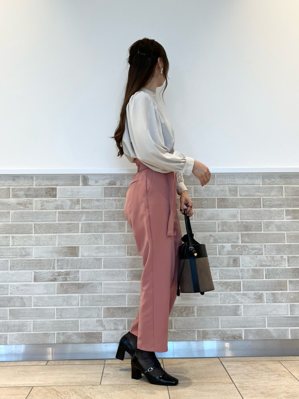 ピンク系のその他パンツ、ブラウン系のハンドバッグ、ブラック系のパンプスを着用したレディースの秋コーディネートの2枚目の写真