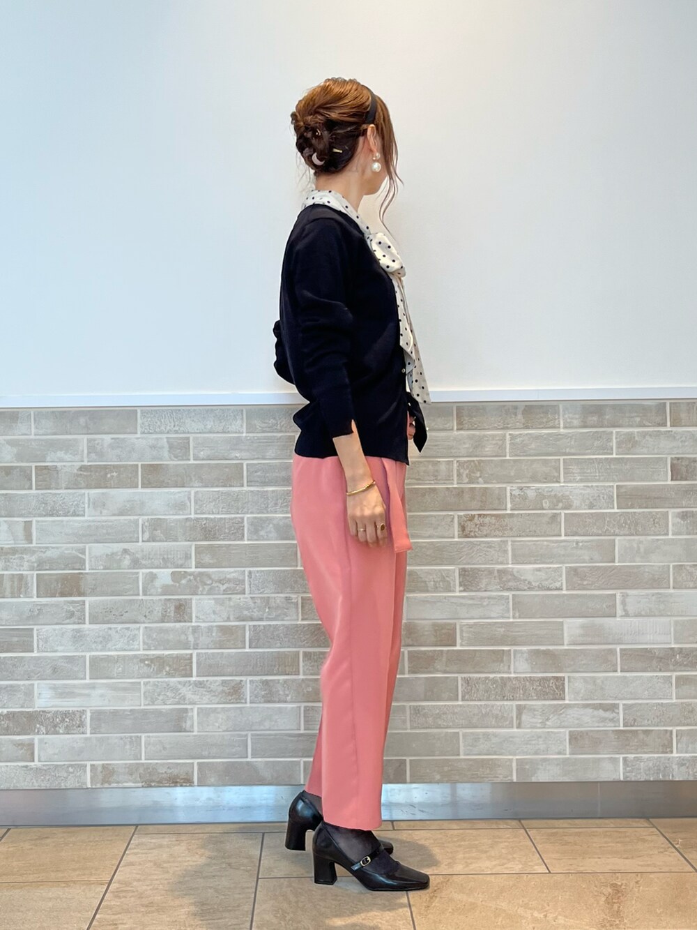 ピンク系のその他パンツ、ブラック系のカーディガン/ボレロ、ホワイト系のシャツ/ブラウスを着用したレディースの秋コーディネートの2枚目の写真
