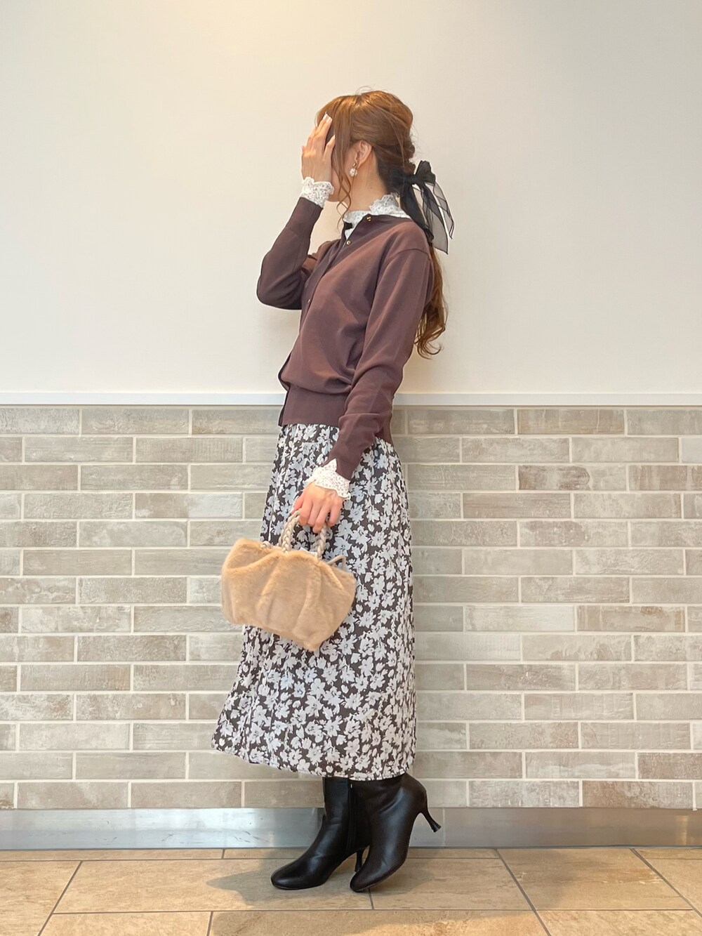「大人かわいい、初秋コーデ、カジュアルコーデ、アパレルスタッフ、秋冬コーデ、レイヤード、レイヤードスタイル、きれいめカジュアル、カーディガン、花柄、ファーベスト、ブラウン、着回しコーデ、休日スタイル」|「Te chichiの編みハンドルファーミニバッグ(ハンドバッグ、ベージュ系)」を使った、Wendyさん(レディース・162cm)の秋コーディネートの3枚目の写真