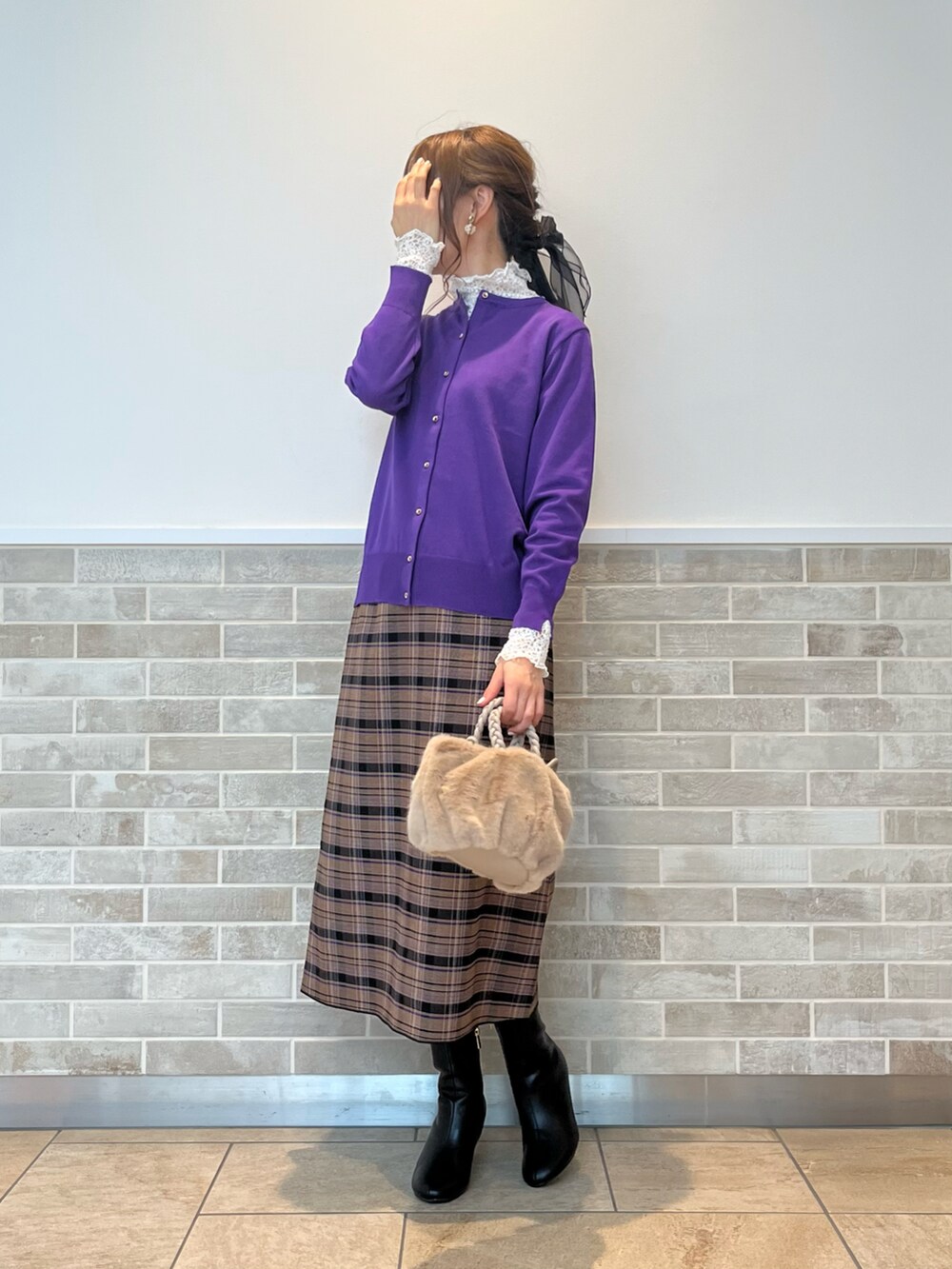 「Te chichi(Te chichi)、テチチ、パープル、カーディガン、秋服、チェック、貴島明日香、リバーシブル、ブーツ、ファー小物、シアー、シアートップス、オトナ女子、レイヤードスタイル、オトナカワイイ」|「Te chichiの袖口スリットクルーネックカーディガン(カーディガン/ボレロ、パープル系)」を使った、Wendyさん(レディース・162cm)の秋コーディネートの3枚目の写真