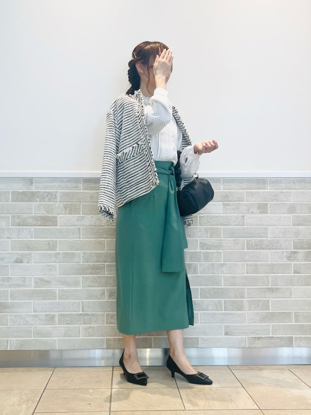 ホワイト系のシャツ/ブラウス、ブラック系のノーカラージャケット、ブラック系のハンドバッグを着用したレディースの春コーディネートの2枚目の写真