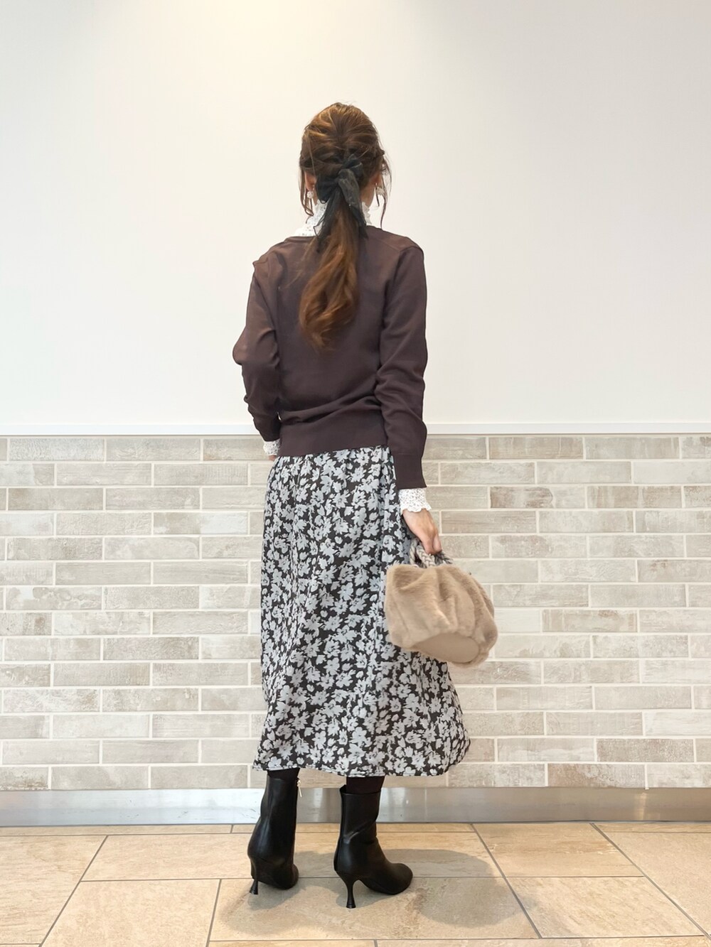 「大人かわいい、初秋コーデ、カジュアルコーデ、アパレルスタッフ、秋冬コーデ、レイヤード、レイヤードスタイル、きれいめカジュアル、カーディガン、花柄、ファーベスト、ブラウン、着回しコーデ、休日スタイル」|「Te chichiの編みハンドルファーミニバッグ(ハンドバッグ、ベージュ系)」を使った、Wendyさん(レディース・162cm)の秋コーディネートの2枚目の写真