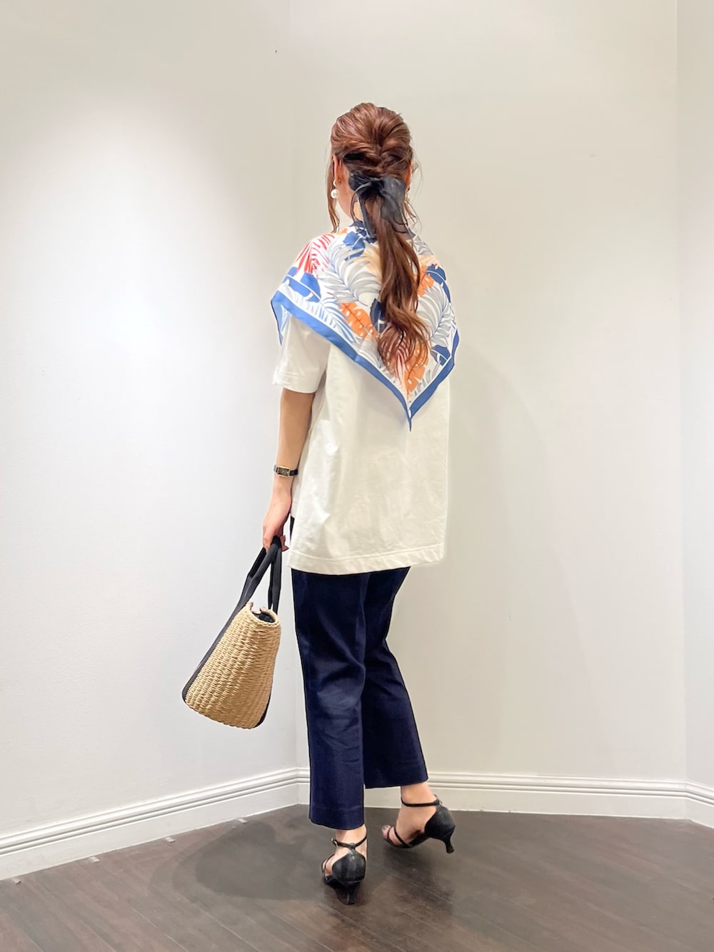 ブルー系のその他パンツ、グレー系のTシャツ/カットソー、ブラック系のシューズを着用したレディースの春コーディネートの3枚目の写真