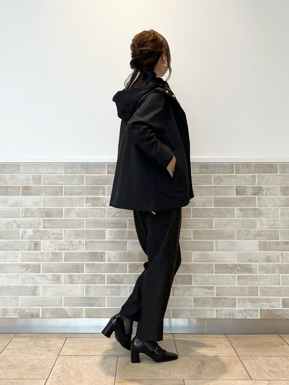 ブラック系のその他パンツ、ブラック系のブルゾン、ブラック系のパンプスを着用したレディースの秋コーディネートの3枚目の写真