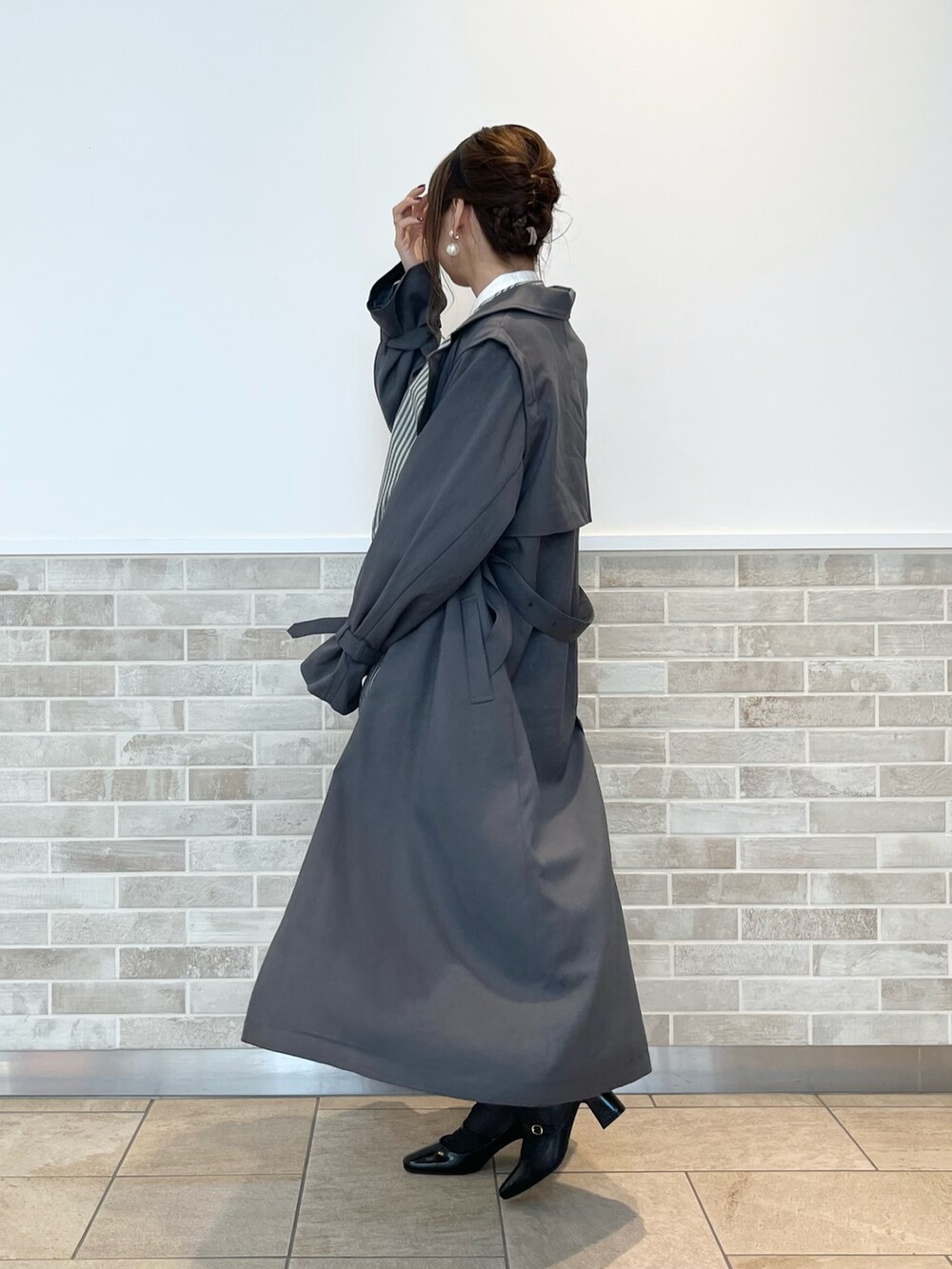 ピンク系のその他パンツ、ブラック系のシャツ/ブラウス、ブラック系のパンプスを着用したレディースの秋コーディネートの3枚目の写真