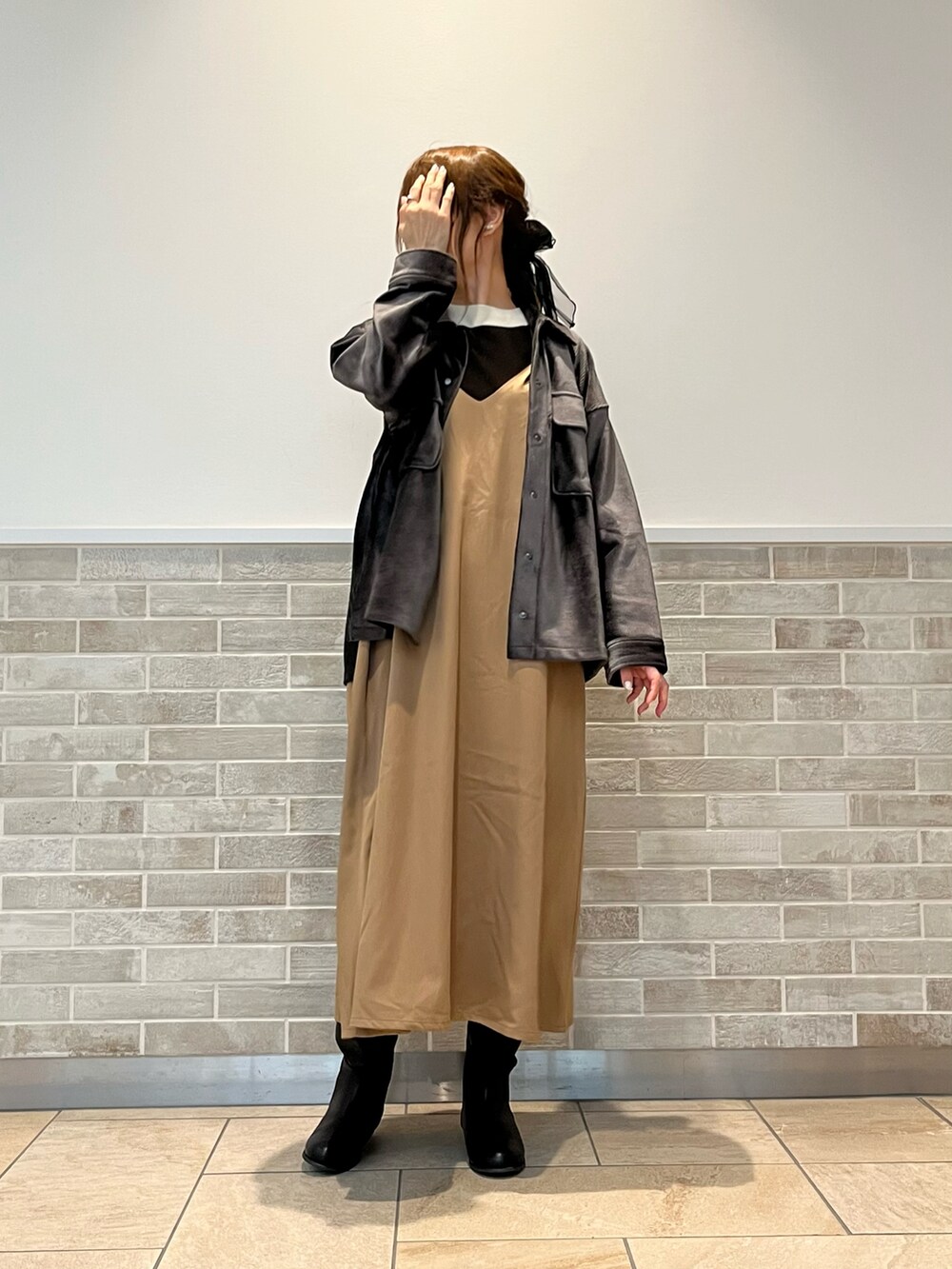 ベージュ系のワンピース、ブラウン系のニット/セーター、グレー系のノーカラージャケットを着用したレディースの秋コーディネートの4枚目の写真