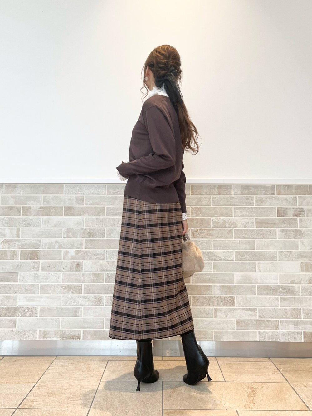 「大人かわいい、初秋コーデ、カジュアルコーデ、アパレルスタッフ、秋冬コーデ、レイヤード、レイヤードスタイル、きれいめカジュアル、カーディガン、花柄、ファーベスト、ブラウン、着回しコーデ、休日スタイル」|「Te chichiの編みハンドルファーミニバッグ(ハンドバッグ、ベージュ系)」を使った、Wendyさん(レディース・162cm)の秋コーディネートの5枚目の写真
