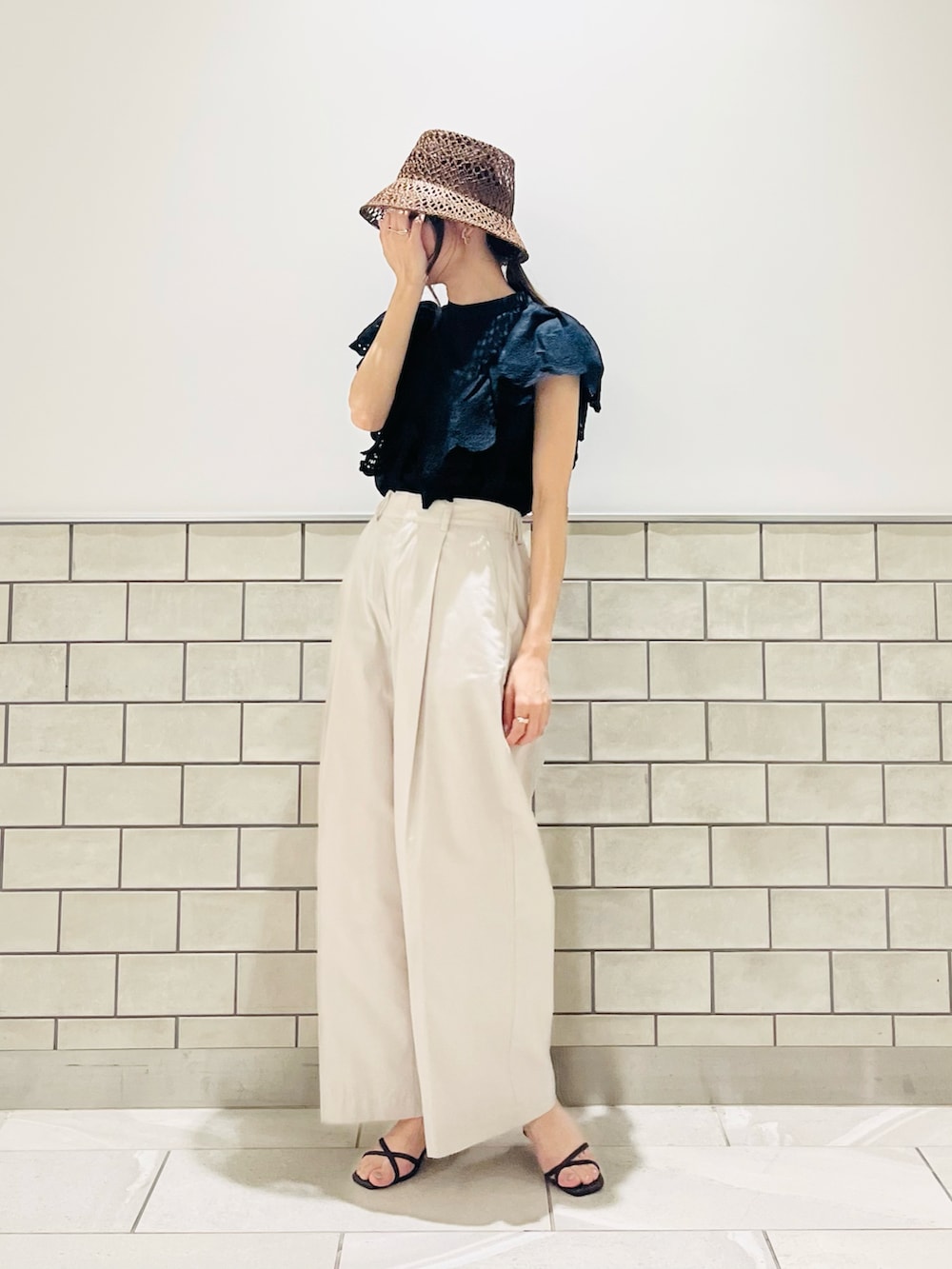 ブラック系のシャツ/ブラウス、グレー系のその他パンツ、ブラック系のサンダルを着用したレディースの夏コーディネートの4枚目の写真