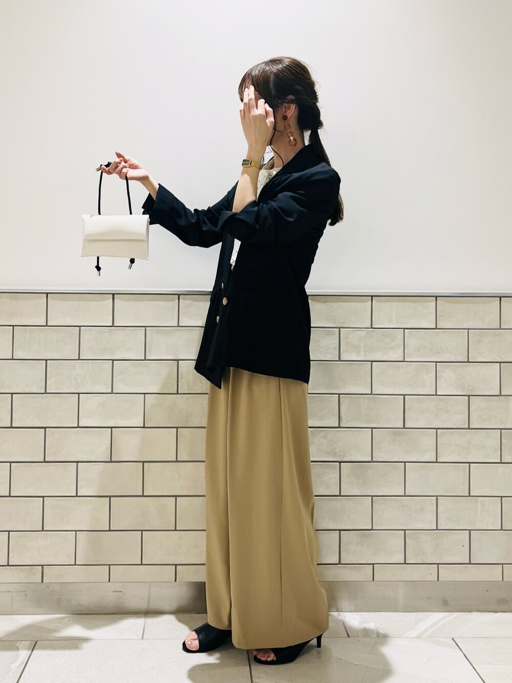 イエロー系のその他パンツ、ブラック系のサンダル、ブラック系のノーカラージャケットを着用したレディースの春コーディネートの2枚目の写真