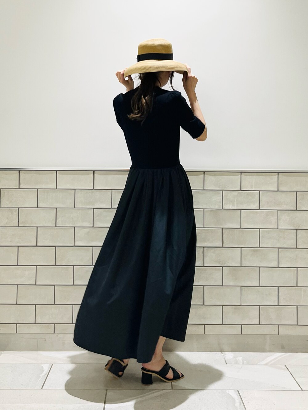 「夏コーデ、このスタイルがお気に入り、オトナカジュアル、お出かけコーデ、大人かわいい、ワンピース、むぎわら帽子、骨格ウェーブ、テチチ(Te chichi)」｜「Te chichiのドッキングワンピース（ワンピース、ブラック系）」を使った、Wendyさん（レディース・162cm）の夏コーディネートの4枚目の写真