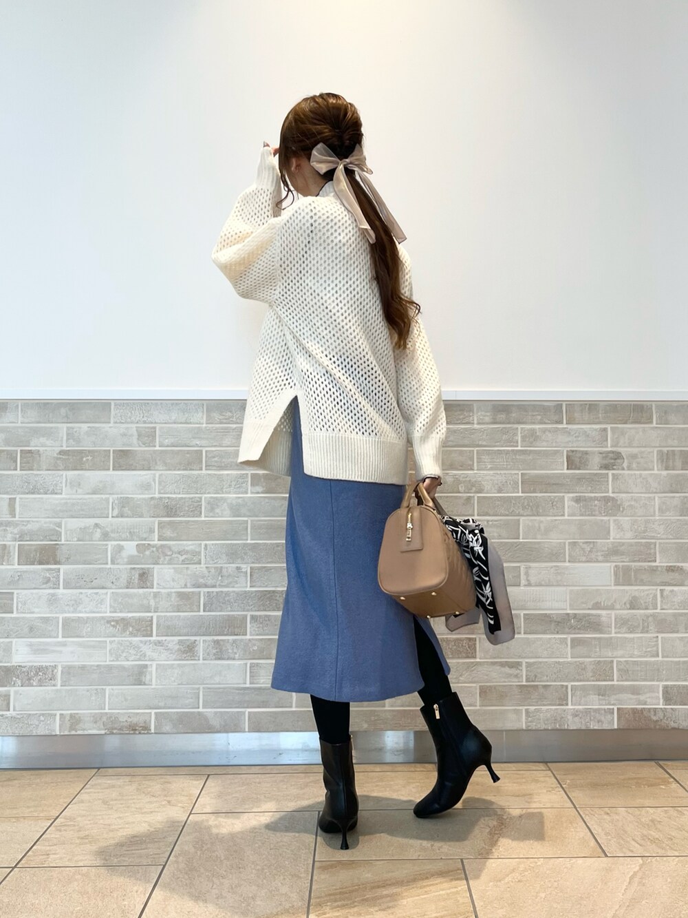 ベージュ系のハンドバッグ、ホワイト系のTシャツ/カットソー、ホワイト系のニット/セーターを着用したレディースの秋コーディネートの5枚目の写真