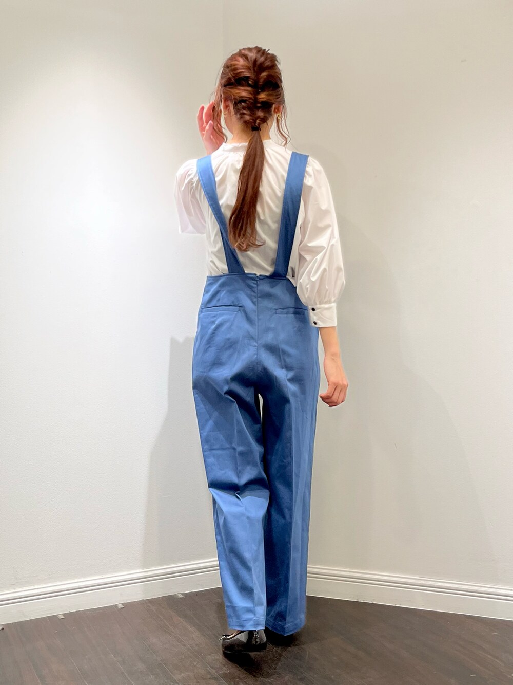 ホワイト系のシャツ/ブラウス、ブルー系のサロペット/オーバーオール、ブラック系のパンプスを着用したレディースの春コーディネートの5枚目の写真