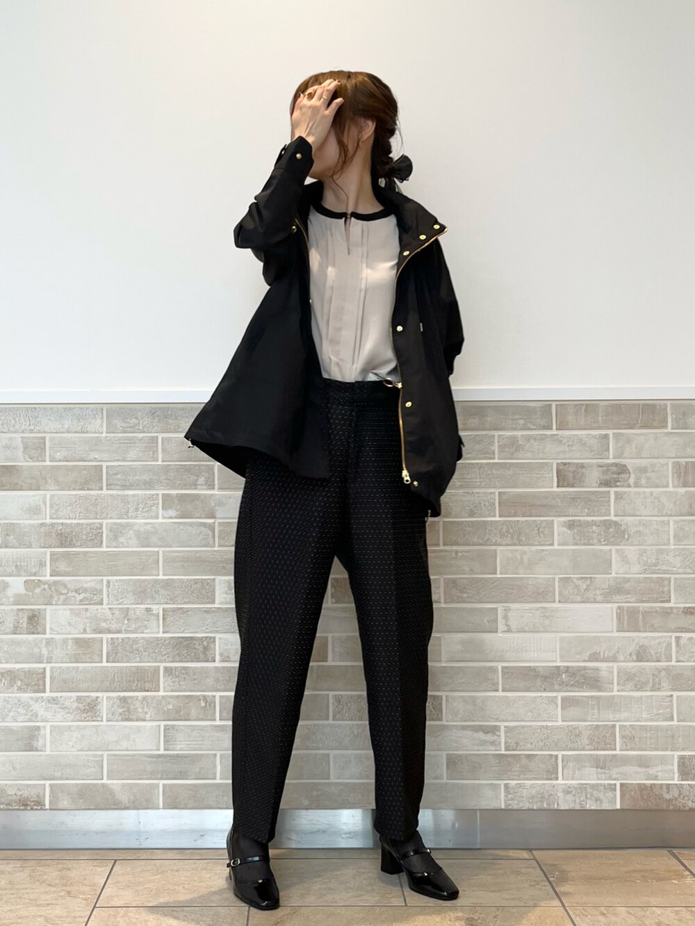 ブラック系のその他パンツ、ブラック系のブルゾン、ブラック系のパンプスを着用したレディースの秋コーディネートの2枚目の写真