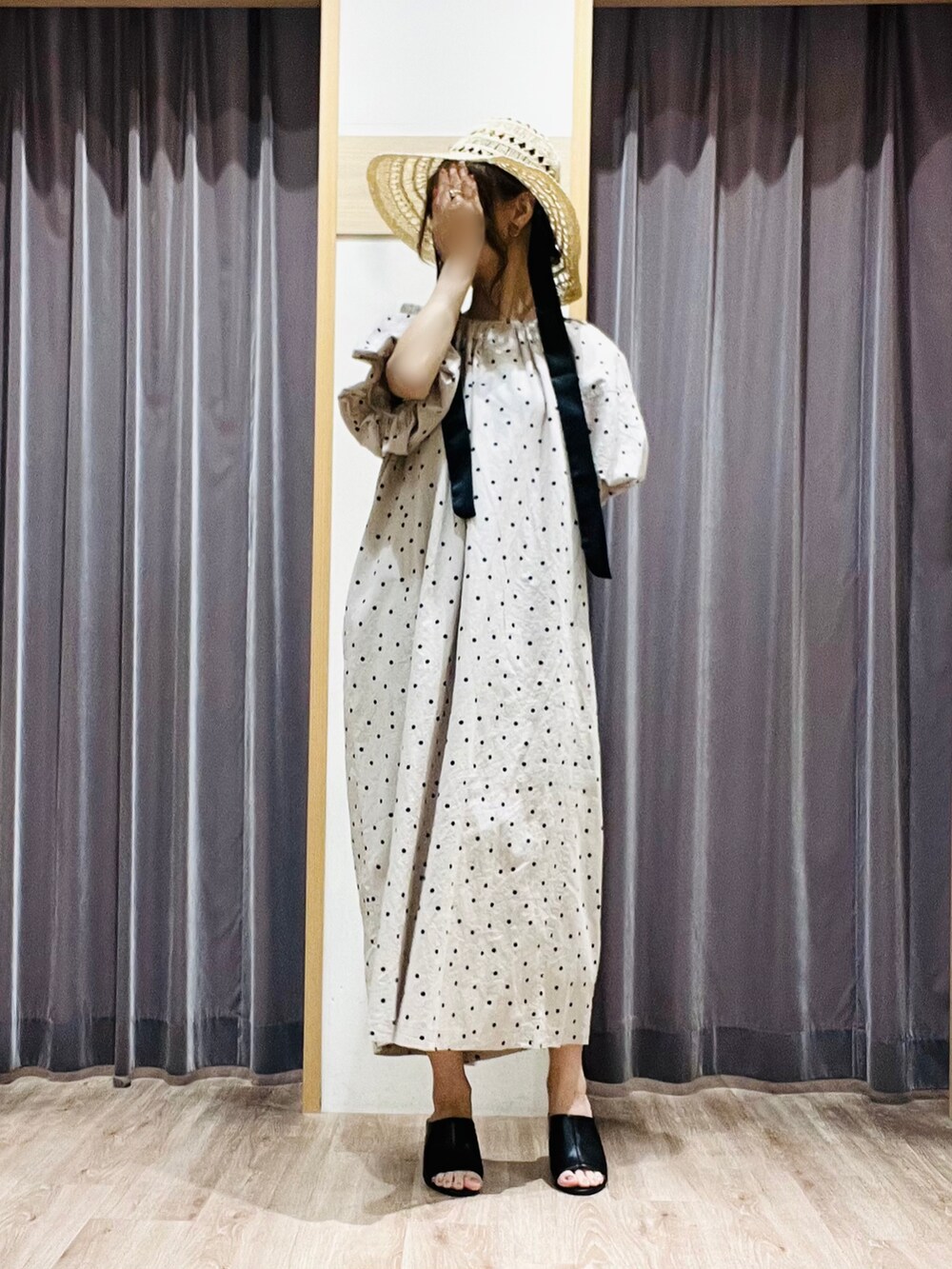 「夏コーデ、テチチ(Te chichi)、休日スタイル、サンダル、ワンピース、ドット、リラックススタイル、キレイめカジュアル、ラフ、お出かけコーデ、楽チンコーデ、骨格ウェーブ、シンプルコーデ、リボン、むぎわら帽子」|「Te chichiのコットンリネンドットプリントワンピース(ワンピース、ホワイト系)」を使った、Wendyさん(レディース・162cm)の夏コーディネートの3枚目の写真