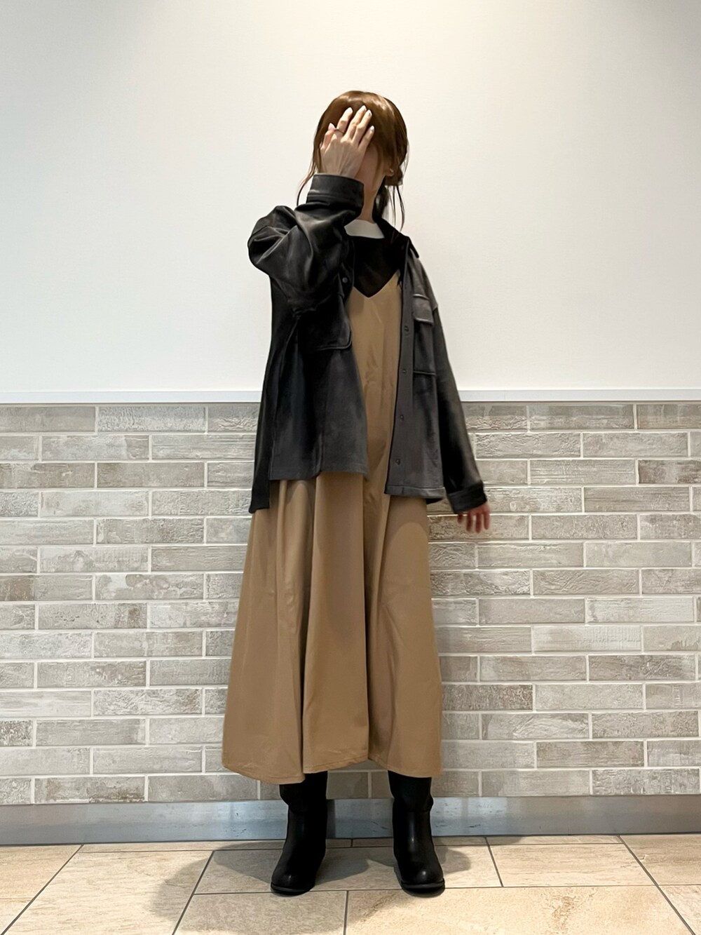 ベージュ系のワンピース、ブラウン系のニット/セーター、グレー系のノーカラージャケットを着用したレディースの秋コーディネートの3枚目の写真