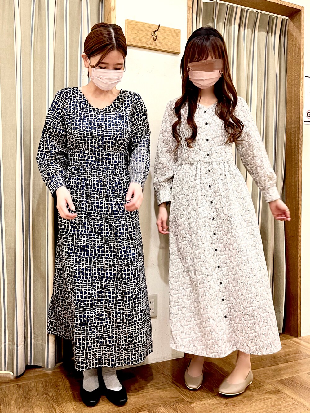 「ワンピース、ロングワンピース、リバティ、パンプス、大人かわいい、キレイめ、お出かけコーデ、春服、春コーデ、春カラー、シンプル、シンプルコーデ、オトナ女子、ネイビー、ネイビー×ホワイト」|「Te chichiのリバティプリント前釦ワンピース(ワンピース、ホワイト系)」を使った、Wendyさん(レディース・162cm)の冬コーディネートの3枚目の写真