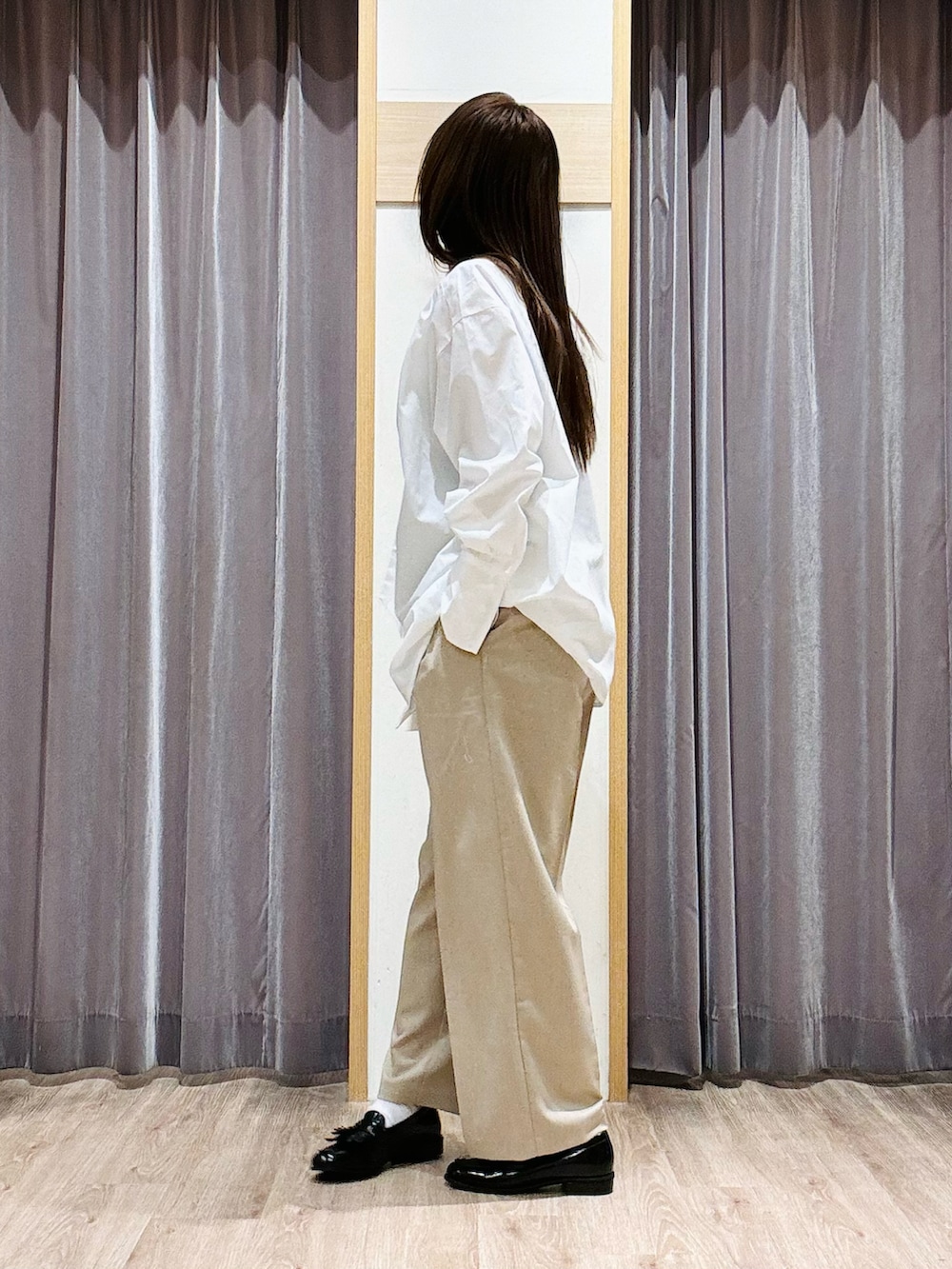 ブラック系のハンドバッグ、ベージュ系のノーカラージャケット、ベージュ系のその他パンツを着用したレディースの春コーディネートの5枚目の写真