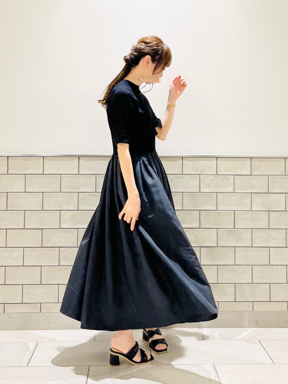 ブラック系のワンピース、ブラック系のサンダル、その他のスマホグッズを着用したレディースの夏コーディネートの3枚目の写真