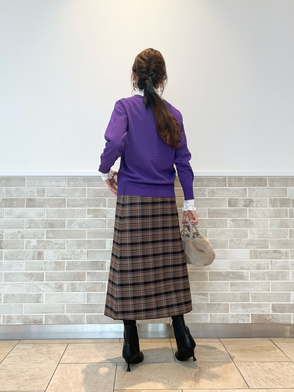 「Te chichi(Te chichi)、テチチ、パープル、カーディガン、秋服、チェック、貴島明日香、リバーシブル、ブーツ、ファー小物、シアー、シアートップス、オトナ女子、レイヤードスタイル、オトナカワイイ」|「Te chichiの袖口スリットクルーネックカーディガン(カーディガン/ボレロ、パープル系)」を使った、Wendyさん(レディース・162cm)の秋コーディネートの2枚目の写真