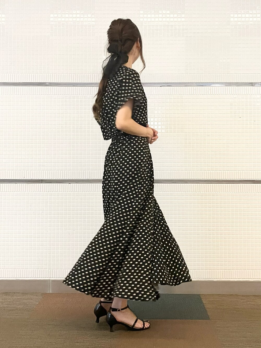 ブラック系のシャツ/ブラウス、ブラック系のスカート、ブラック系のサンダルを着用したレディースの夏コーディネートの2枚目の写真