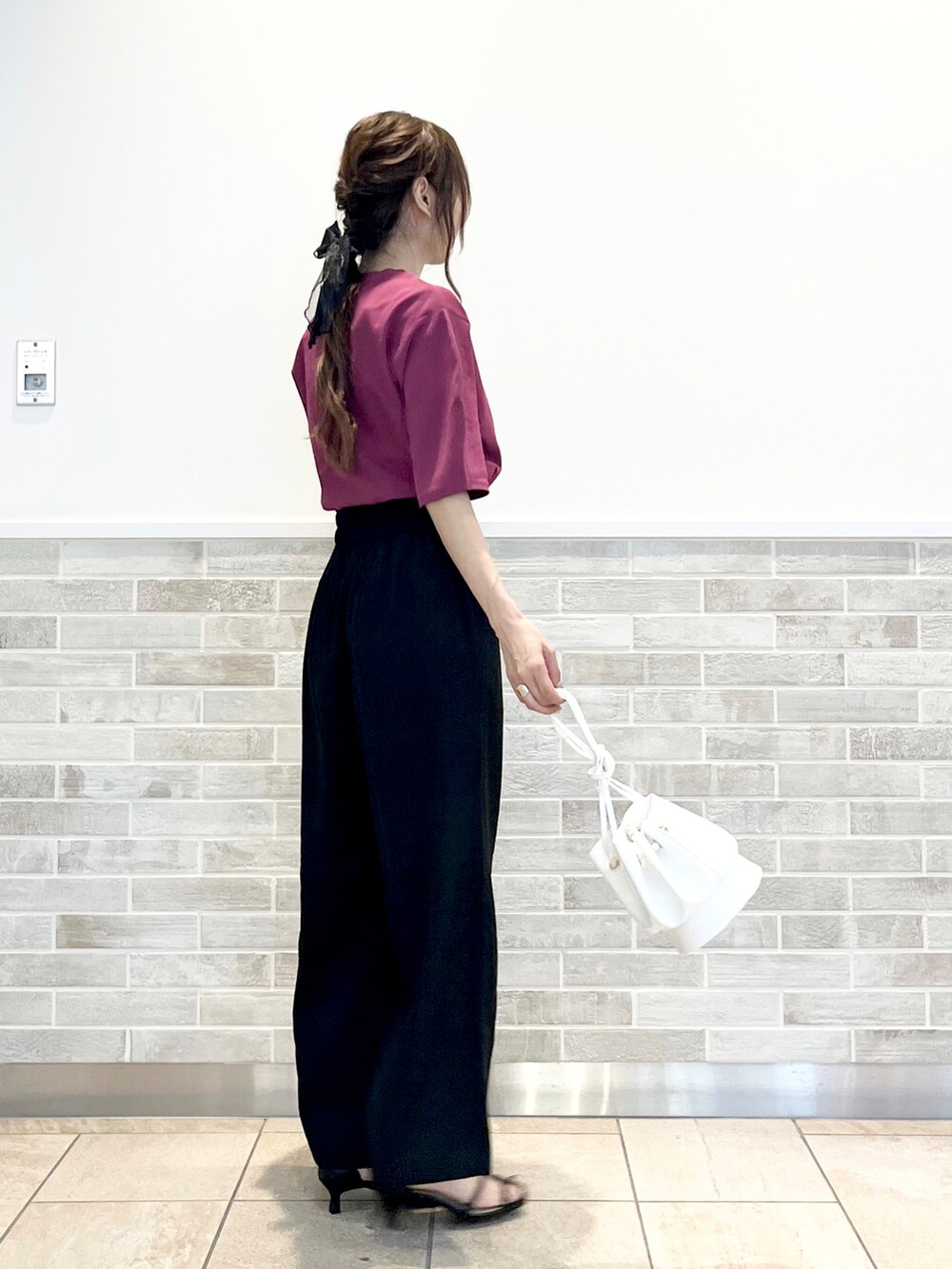 ブラック系のその他パンツ、ブラック系のサンダル、ホワイト系のショルダーバッグを着用したレディースの夏コーディネートの4枚目の写真