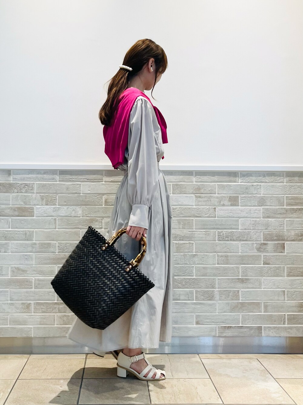 ホワイト系のサンダル、ベージュ系のシャツ/ブラウス、グレー系のスカートを着用したレディースの春コーディネートの2枚目の写真